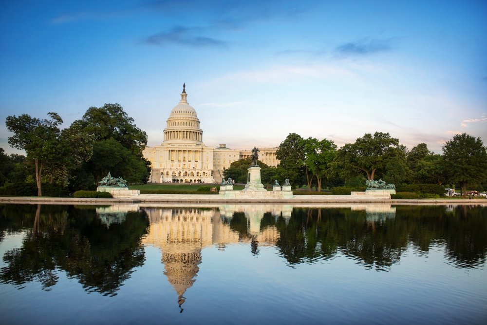 ¿Dónde alojarse en Estados Unidos? Los 15 mejores lugares y buenos hoteles 20 El Capitolio de los Estados Unidos reflejado en el agua del National Mall en Washington D.C.