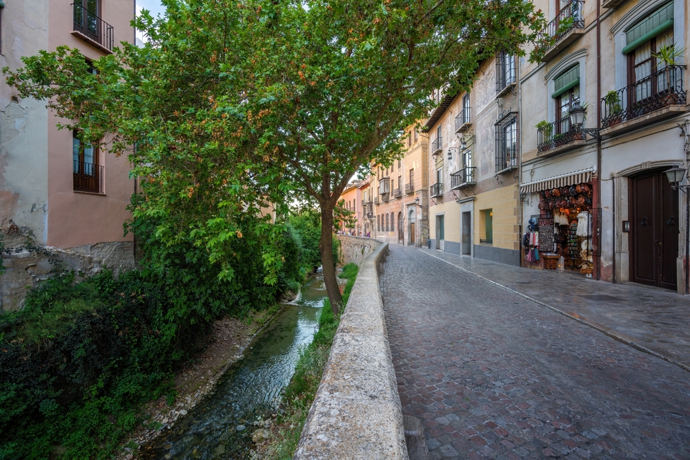 La famosa Carrera del Darro, a orillas del río Darro, en Granada