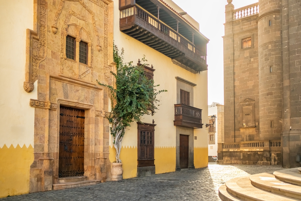 La fachada de piedra labrada de la Casa de Colón en Las Palmas de Gran Canaria