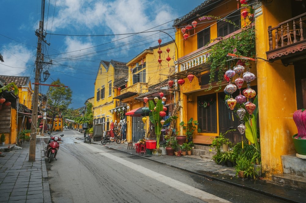 ¿Dónde alojarse en Vietnam? Las 9 mejores zonas y buenos hoteles 18 Casas amarillas y farolillos de papel en una calle del Old Town de Hoi An