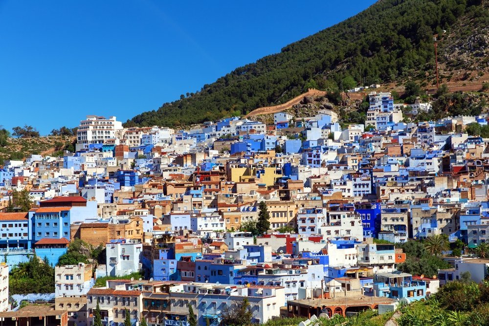 ¿Dónde alojarse en Marruecos? Las 7 mejores zonas y buenos hoteles 14 Las casas azules de Chefchaouen en la ladera de las montañas del Rif