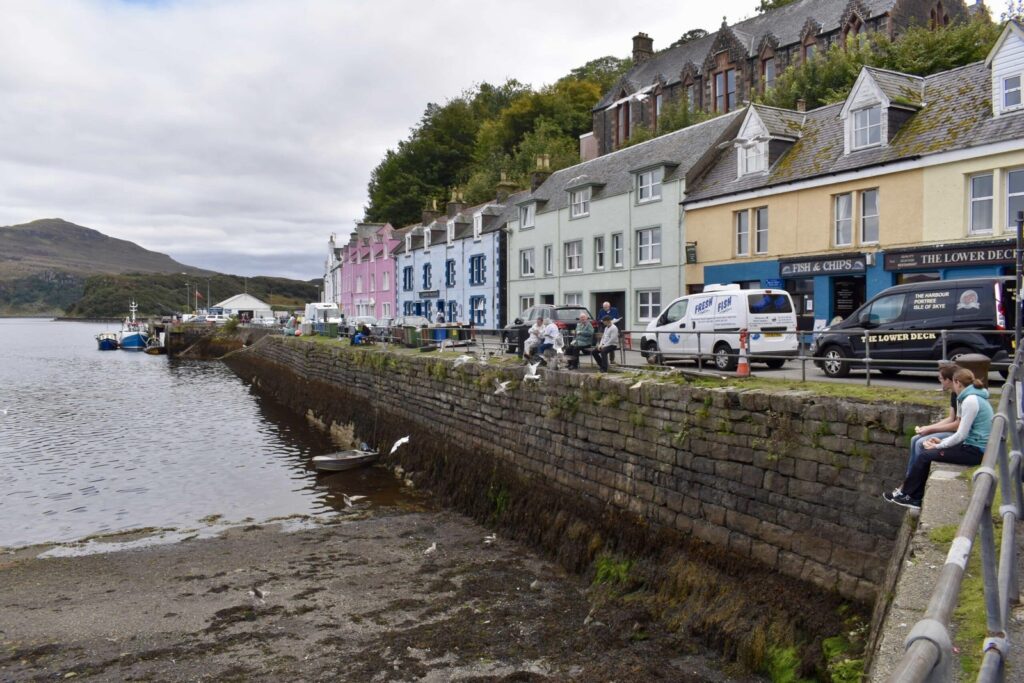Las casas de colores junto al puerto de Portree, en la Isla de Skye