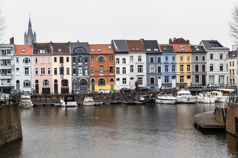 Casas de colores a lo largo de Nieuwbrugkaai y Portus Ganda