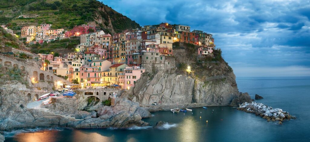 ¿Dónde alojarse en Italia? Las 14 mejores zonas y buenos hoteles 25 Las casas de colores de Manarola sobre el acantilado junto al mar en Cinque Terre