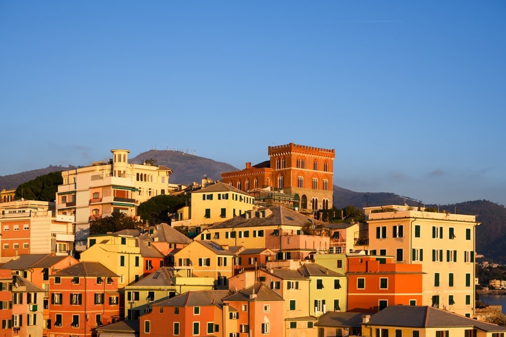 Casas de colores y la pequeña playa del pueblo de pescadores de Boccadasse en Génova