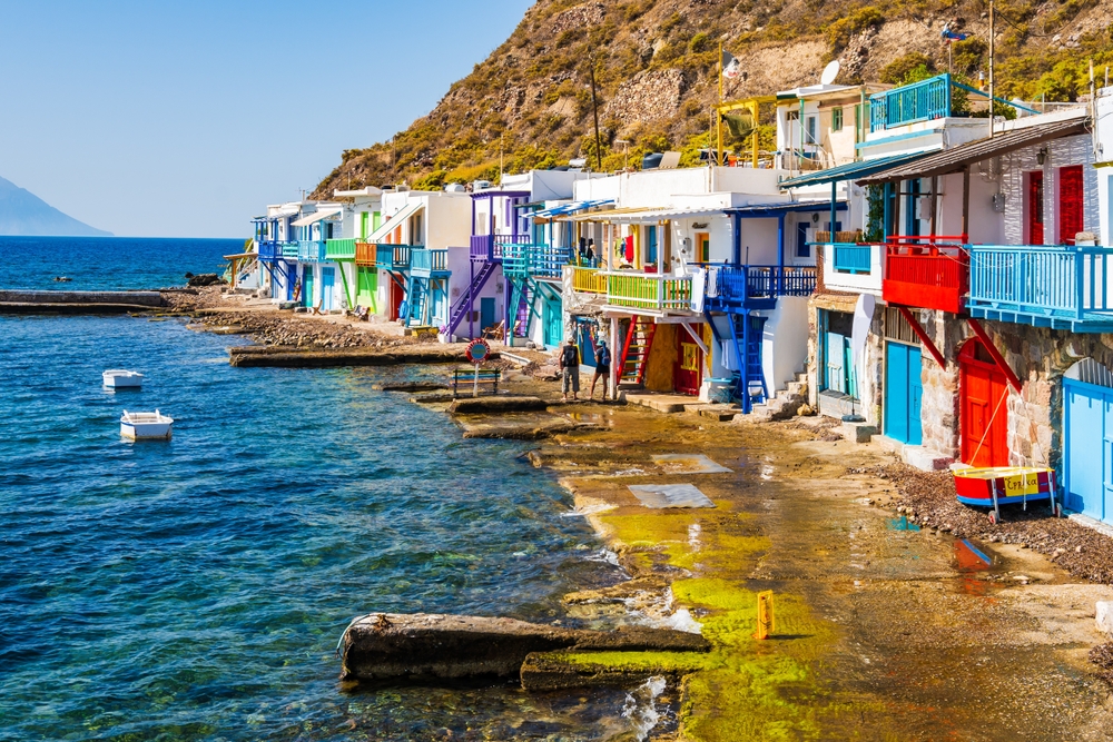 ¿Dónde alojarse en Milos? Las 6 mejores zonas y buenos hoteles 12 Las casas de barcas de colores de Klima, en Milos