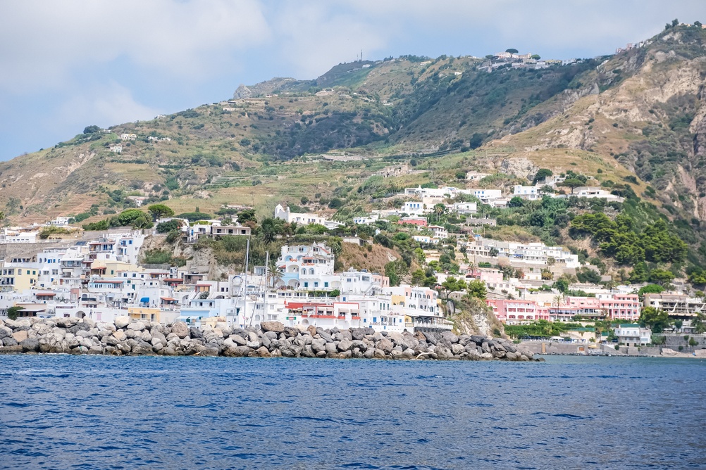 Casas de colores y el muelle de piedra en Sant'Angelo, en Ischia