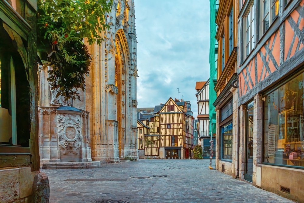¿Dónde alojarse en Normandía? Las 6 mejores ciudades y buenos hoteles 9 Casas con entramado de madera en el Old Town de Ruan con la catedral de Notre-Dame al final de la calle