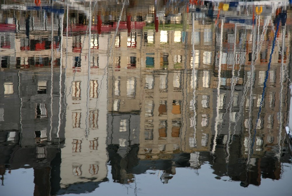 ¿Dónde alojarse en Normandía? Las 6 mejores ciudades y buenos hoteles 10 Las casas estrechas alrededor del puerto viejo Vieux Bassin de Honfleur reflejadas en el agua