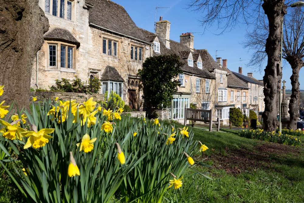 Casas de piedra y narcisos en la colina de Burford