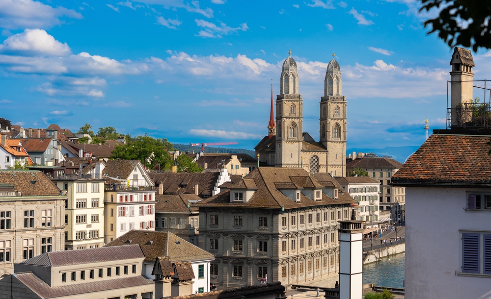 ¿Dónde alojarse en Suiza? Los 7 mejores pueblos y buenos hoteles 10 El casco antiguo de Zúrich con sus viejos tejados y la iglesia de Grossmünster