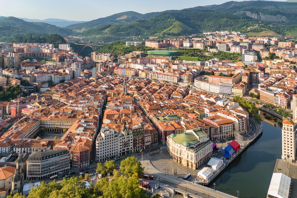 Vista aérea del casco antiguo de Bilbao, Casco Viejo, con sus tejados rojos