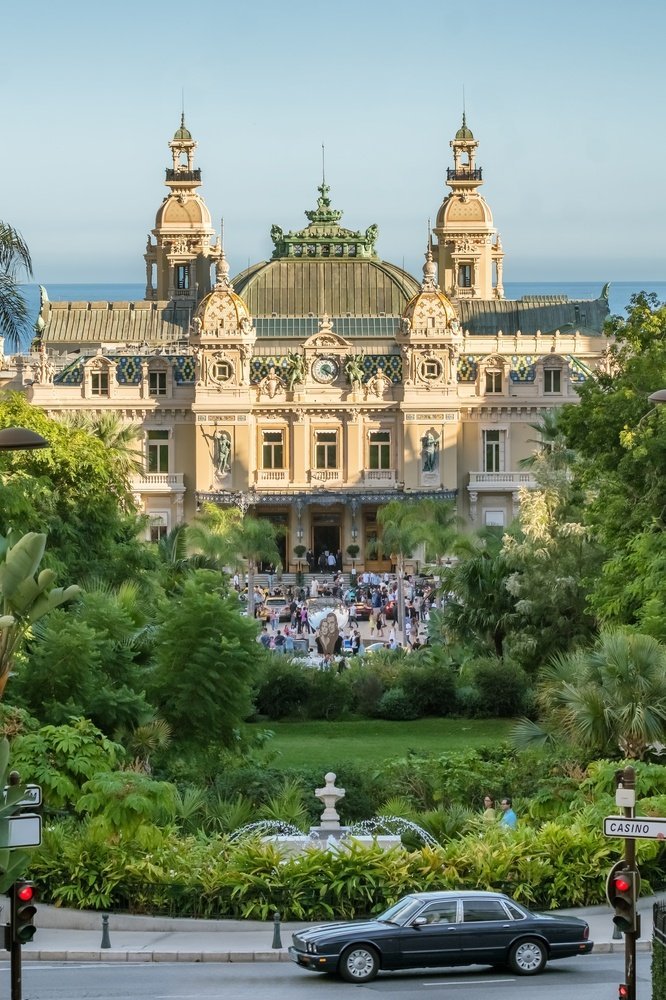 ¿Dónde alojarse en Mónaco? Las 6 mejores zonas y buenos hoteles 9 El Casino de Monte-Carlo visto desde la Place du Casino en Mónaco