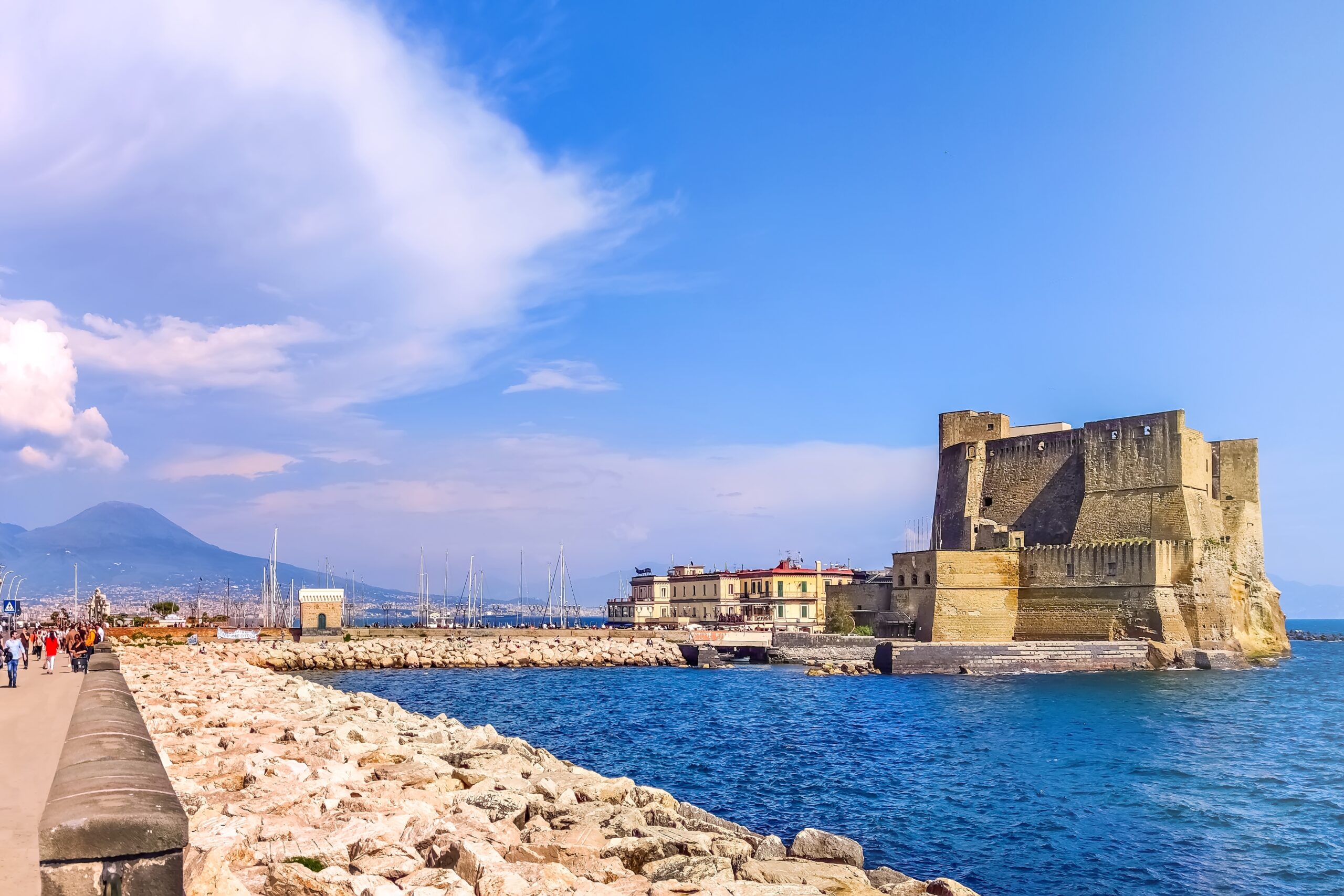 Qué ver en Nápoles: las 17 mejores cosas que hacer 28 Castel dell'Ovo con el Vesubio al fondo
