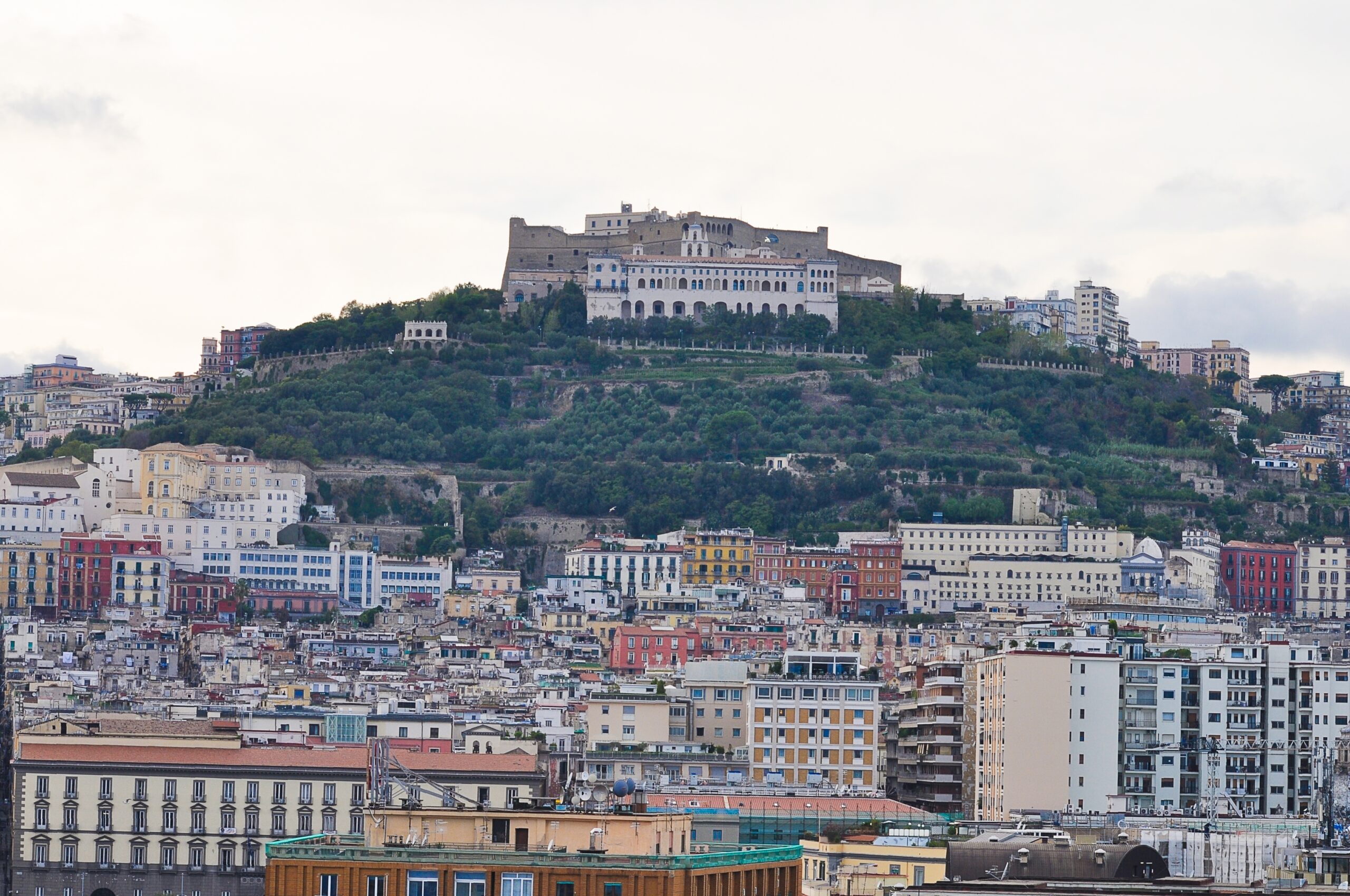 Qué ver en Nápoles: las 17 mejores cosas que hacer 29 Castel Sant'Elmo y la Certosa di San Martino sobre Nápoles