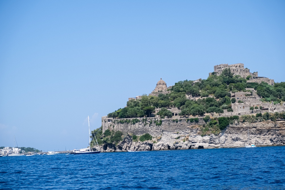 El Castello Aragonese en el islote rocoso frente a Ischia Ponte