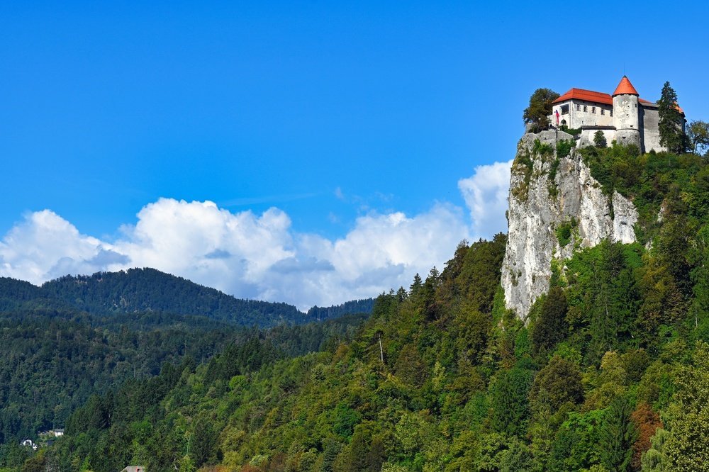 ¿Dónde alojarse en Eslovenia? Las 6 mejores zonas y buenos hoteles 10 El castillo de Bled sobre el acantilado, a 130 metros por encima del lago de Bled