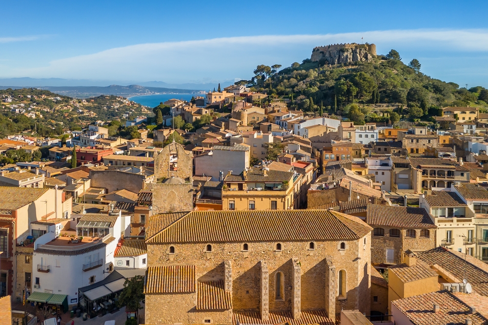 ¿Dónde alojarse en la Costa Brava? Los 6 mejores pueblos y buenos hoteles 12 El pintoresco pueblo de Begur, en la Costa Brava, con el castillo medieval en la colina