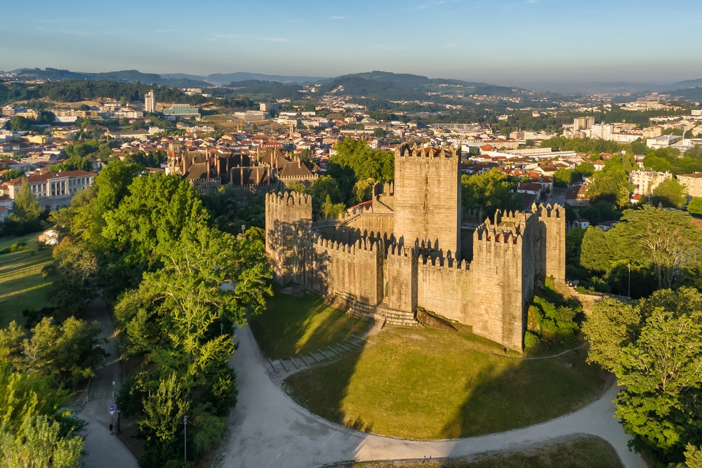 Qué ver en Oporto: las 17 mejores cosas que hacer 34 Vista aérea del castillo de Guimarães al amanecer