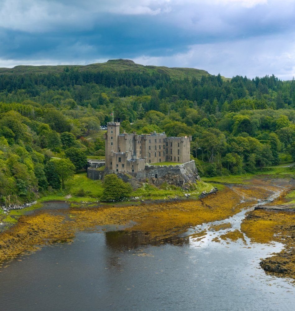 Castillo de Dunvegan junto a la bahía de Loch Dunvegan en la Isla de Skye