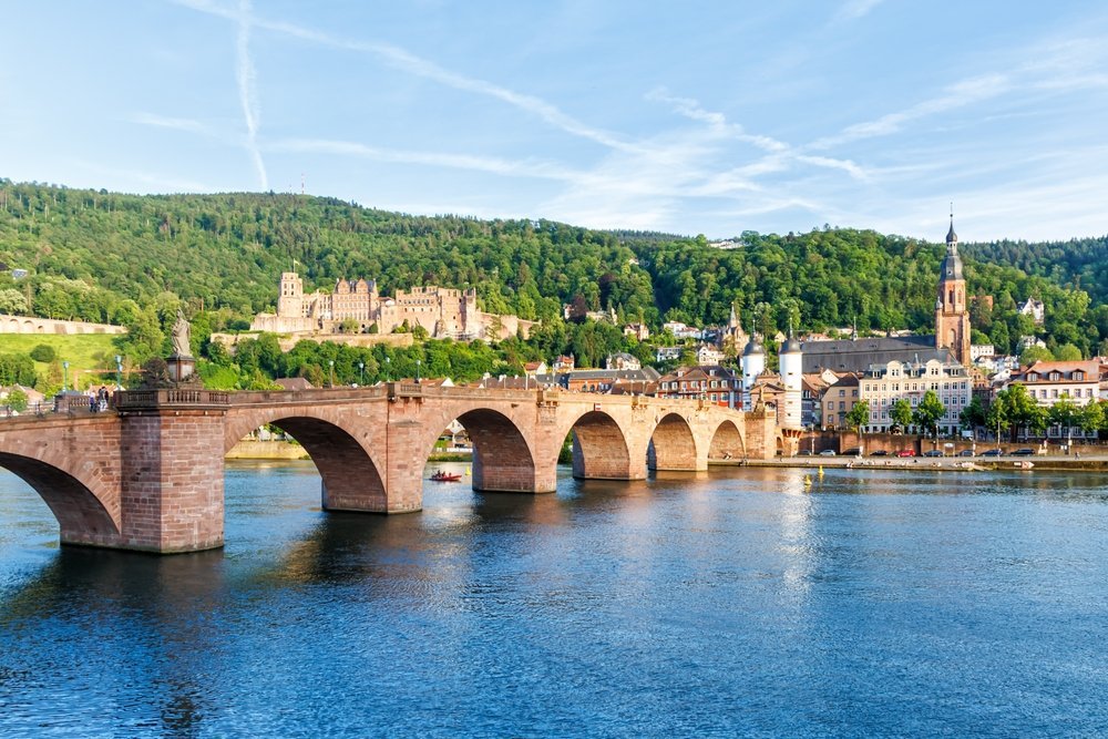 ¿Dónde alojarse en Alemania? Las 11 mejores zonas y buenos hoteles 20 Castillo de Heidelberg sobre el Old Town con el Alte Brücke sobre el río Neckar