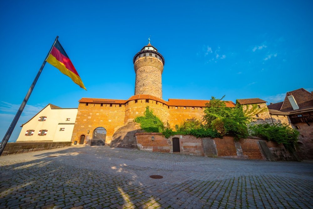 ¿Dónde alojarse en Núremberg? Las 6 mejores zonas y buenos hoteles 8 El castillo imperial Kaiserburg con la torre Sinwellturm sobre Sebald en Núremberg