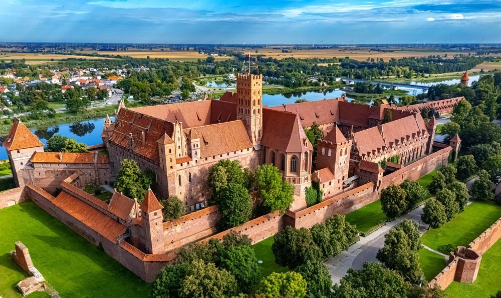 El castillo de Malbork junto al río Nogat