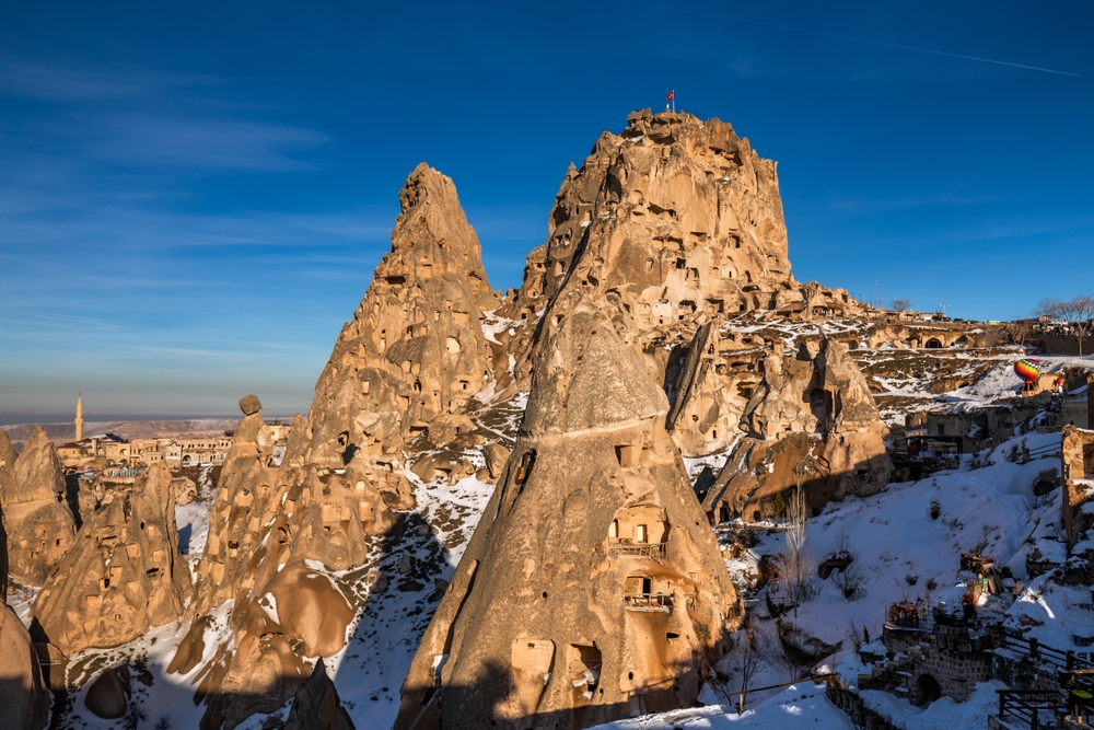¿Dónde alojarse en Capadocia? Los 6 mejores pueblos y buenos hoteles 12 Panorámica del castillo de Ortahisar con una mezquita y el casco antiguo en Capadocia