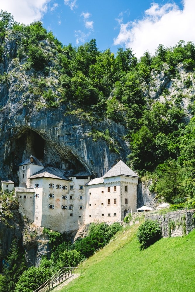 ¿Dónde alojarse en Eslovenia? Las 6 mejores zonas y buenos hoteles 14 Castillo de Predjama construido en la pared de roca cerca de Postojna