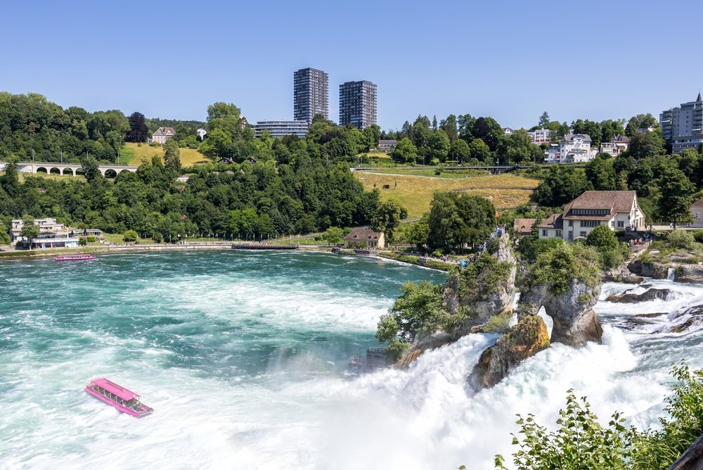 Qué ver en Zúrich: 18 cosas que hacer, del casco antiguo y los vitrales de Chagall al Uetliberg 33 Las cataratas del Rin en Schaffhausen, la cascada más grande de Europa