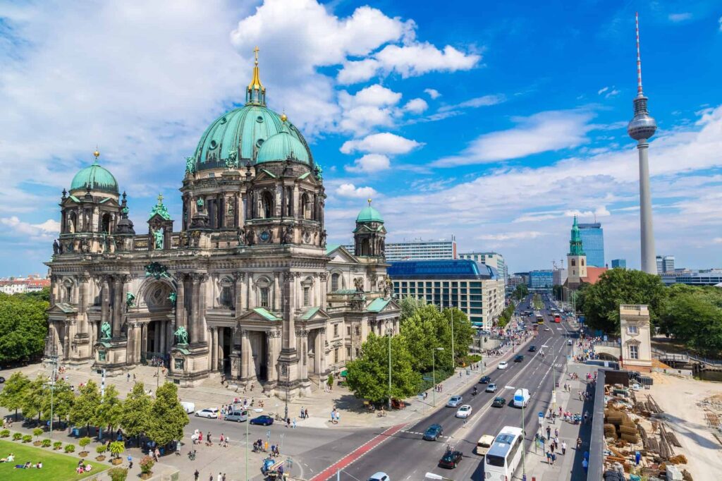 ¿Dónde alojarse en Alemania? Las 11 mejores zonas y buenos hoteles 14 La Catedral de Berlín junto a la Isla de los Museos con la torre de televisión al fondo en Berlín