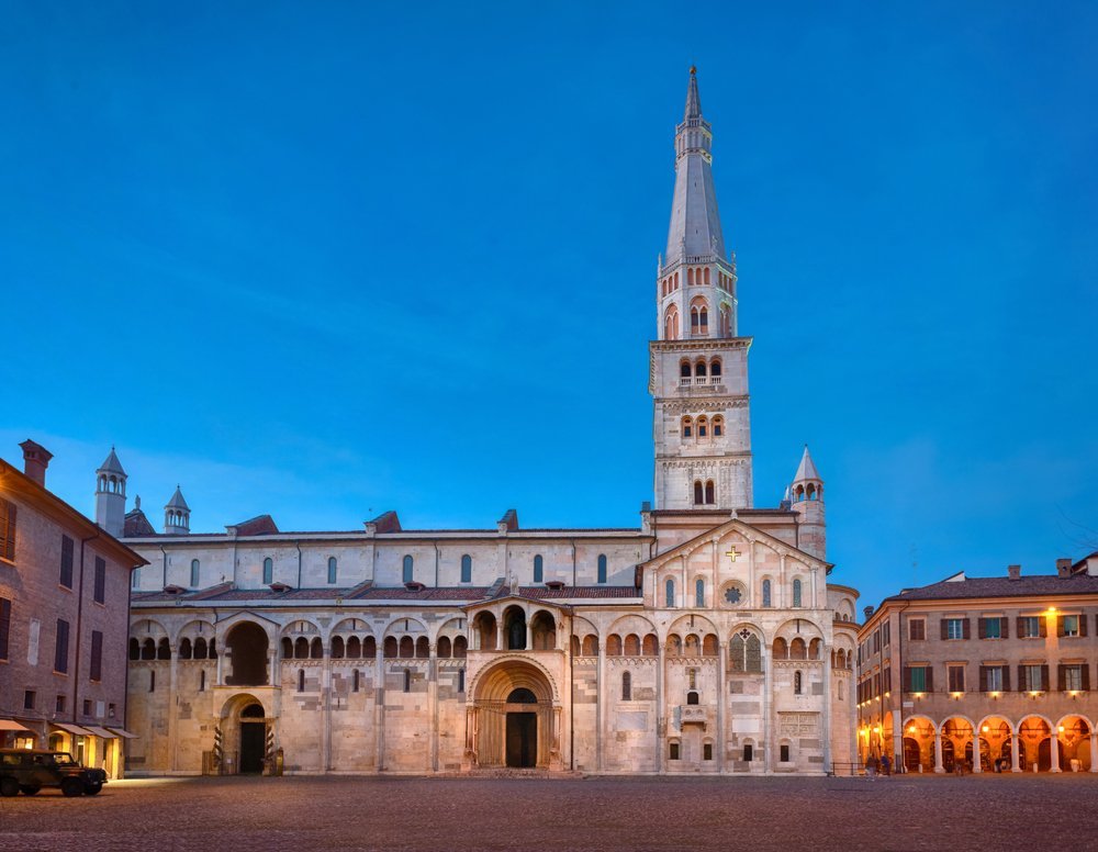 Qué ver en Bolonia: las 17 mejores cosas que ver, probar y hacer en la capital gastronómica de Italia 28 La catedral y el campanario Ghirlandina en la Piazza Grande de Módena