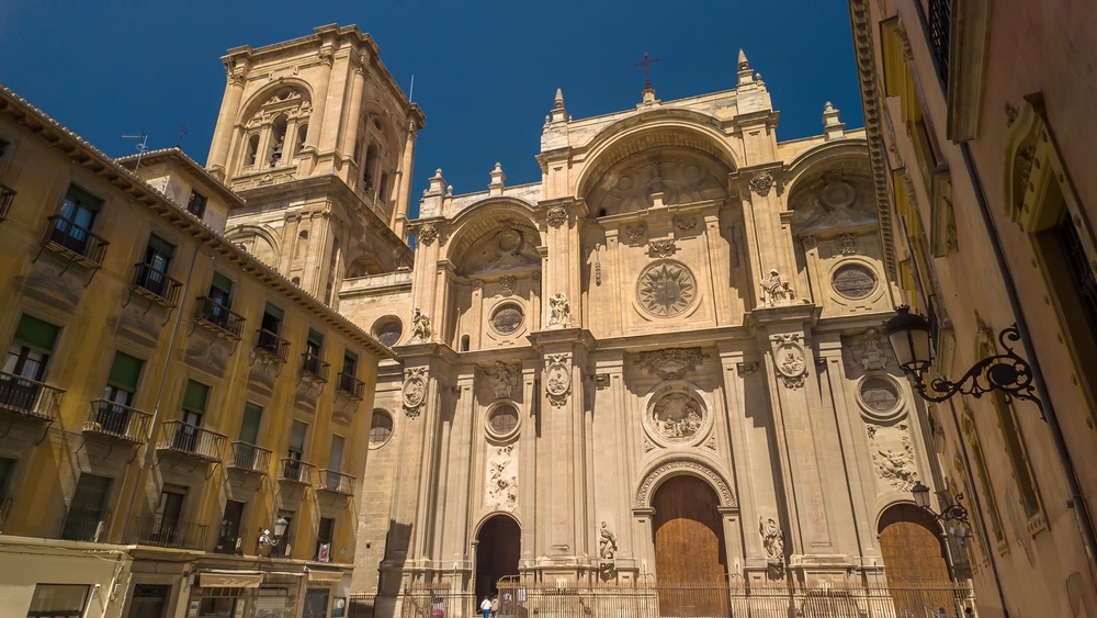 La bonita fachada de la catedral de Granada, en el centro de la ciudad