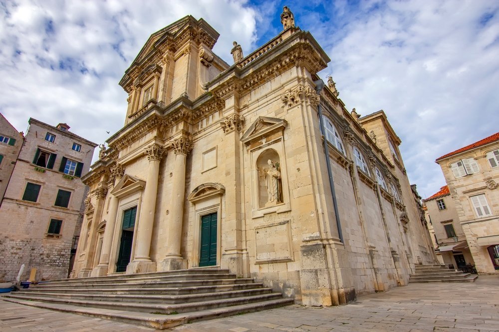 Qué ver en Dubrovnik: 18 cosas que hacer, de la muralla y Lokrum al atardecer desde el Srđ 26 Catedral de Dubrovnik con su cúpula y estatuas en la fachada