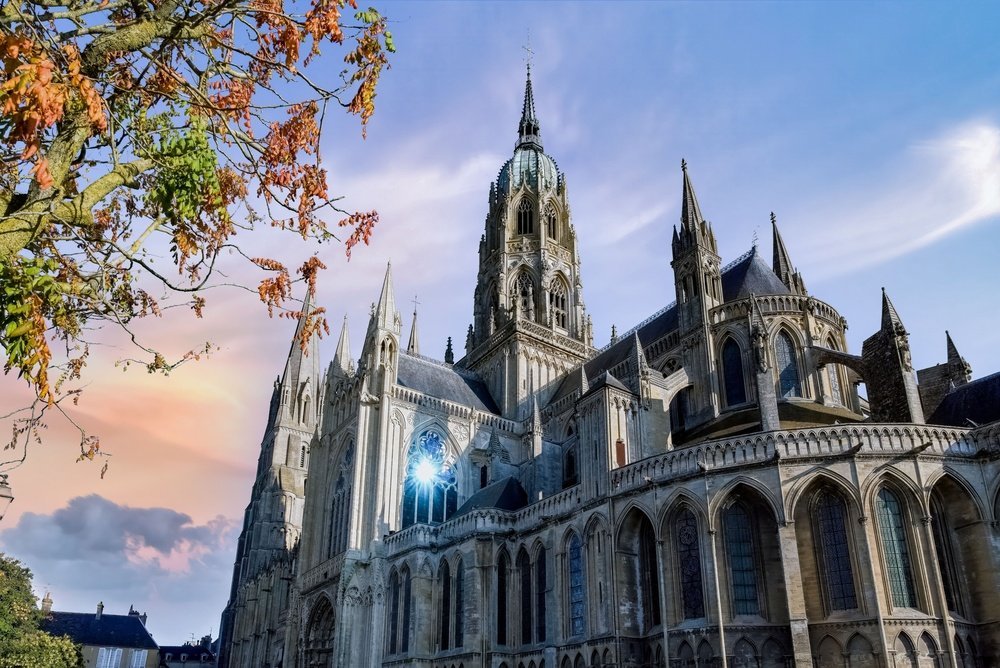 ¿Dónde alojarse en Normandía? Las 6 mejores ciudades y buenos hoteles 13 La catedral de Notre-Dame se alza sobre las casas de Bayeux