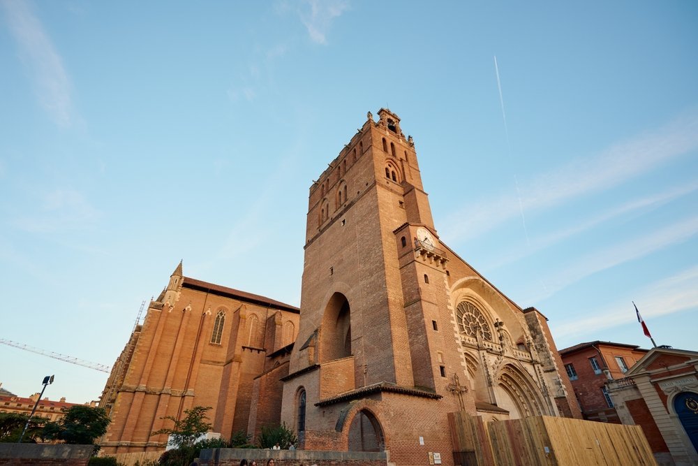 ¿Dónde alojarse en Toulouse? Las 5 mejores zonas y buenos hoteles 9 La catedral de Saint-Étienne sobre los tejados del Old Town de Toulouse