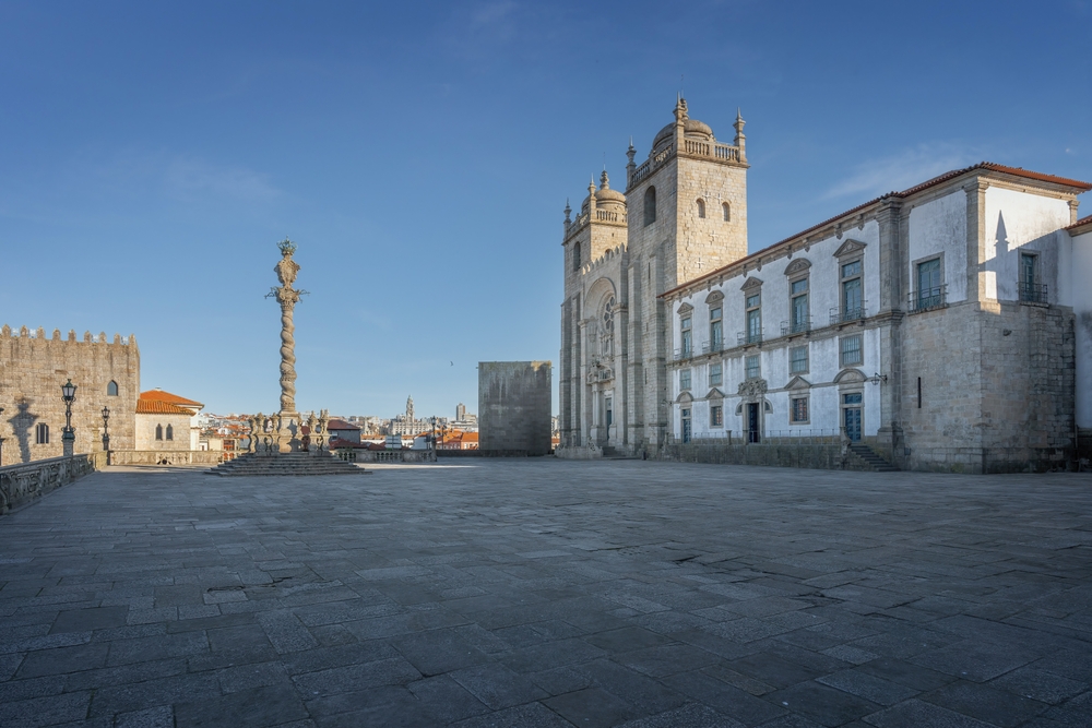 Qué ver en Oporto: las 17 mejores cosas que hacer 28 La catedral Sé do Porto y la columna del Pelourinho en la plaza Terreiro da Sé