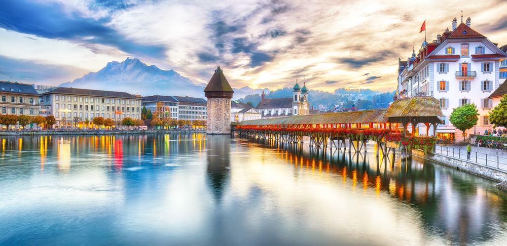 ¿Dónde alojarse en Suiza? Los 7 mejores pueblos y buenos hoteles 11 El centro histórico de Lucerna con el puente de la Capilla (Kapellbrücke)