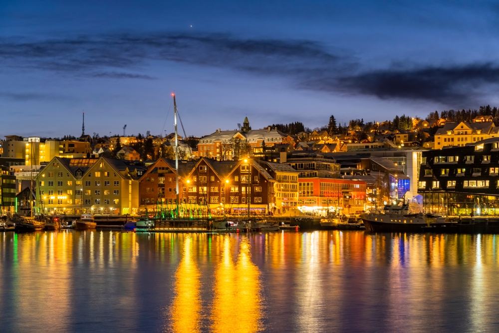 ¿Dónde alojarse en Tromsø? Las 6 mejores zonas y buenos hoteles 9 Panorámica del centro de Tromsø y el puerto en una tarde de invierno