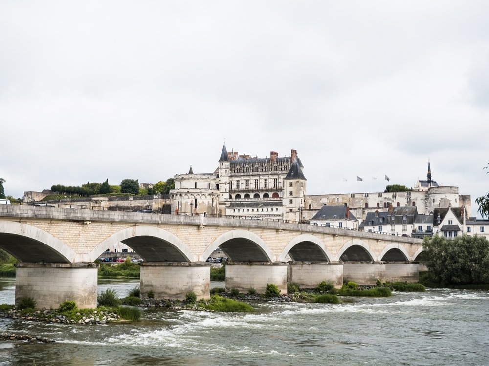 ¿Dónde alojarse en Francia? Las 12 mejores zonas y buenos hoteles 24 Château d'Amboise sobre la roca junto al río Loira en el Valle del Loira