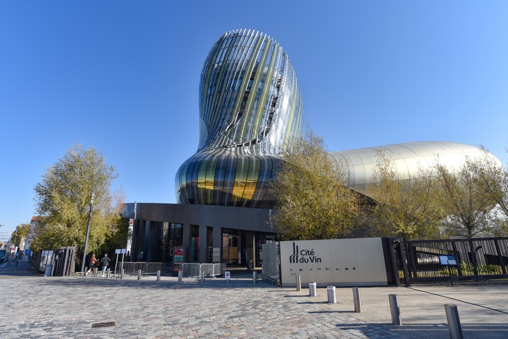 Arquitectura moderna junto a la Cité du Vin en Bassins à flot, Burdeos