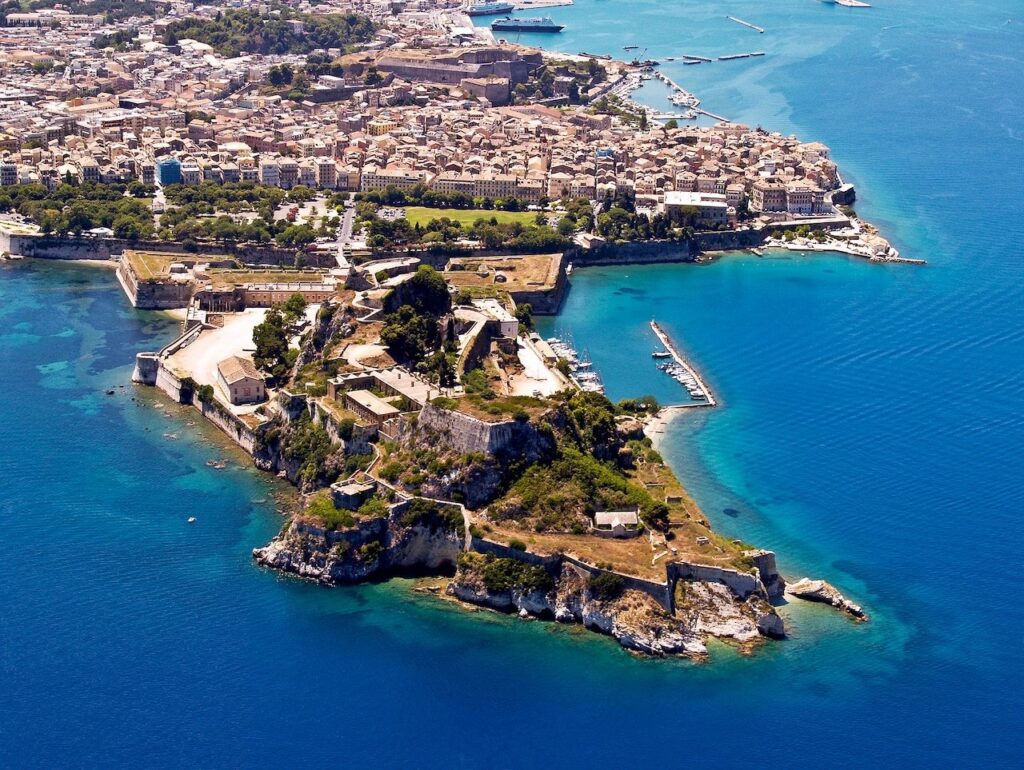 ¿Dónde alojarse en Grecia? Las 13 mejores zonas y buenos hoteles 24 La ciudad de Corfú y la Fortaleza Vieja vistas desde el aire