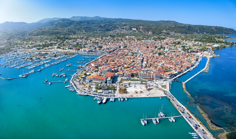 ¿Dónde alojarse en Lefkada? Las 6 mejores zonas y buenos hoteles 8 Vista aérea de la ciudad de Lefkada con el puerto deportivo y el puerto