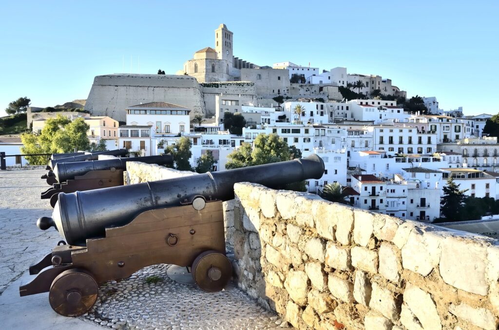 ¿Dónde alojarse en España? Las 14 mejores zonas y buenos hoteles 27 La ciudad de Ibiza con Dalt Vila y el puerto