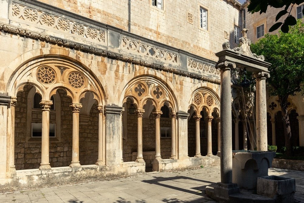 Qué ver en Dubrovnik: 18 cosas que hacer, de la muralla y Lokrum al atardecer desde el Srđ 25 Claustro del monasterio dominico de Dubrovnik