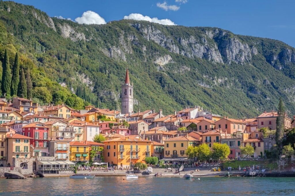 ¿Dónde alojarse en Italia? Las 14 mejores zonas y buenos hoteles 22 Las coloridas casas de Varenna a orillas del lago de Como