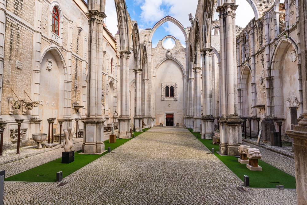 Qué ver en Lisboa: las 20 mejores cosas que hacer 30 Ruinas góticas sin techo del Convento do Carmo en Lisboa