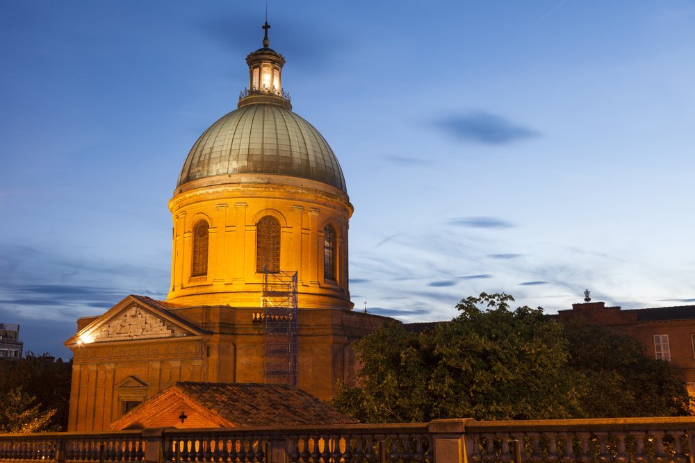 ¿Dónde alojarse en Toulouse? Las 5 mejores zonas y buenos hoteles 10 La cúpula de la Chapelle Saint-Joseph de la Grave junto al Garona en Saint-Cyprien, Toulouse