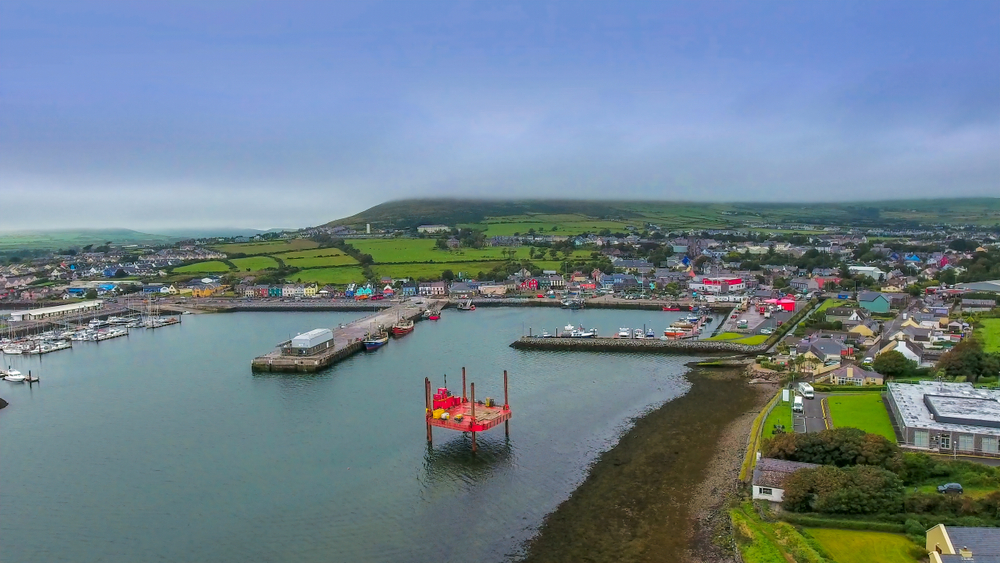 ¿Dónde alojarse en Irlanda? Los 6 mejores pueblos y ciudades y buenos hoteles 13 Vista aérea del pueblo de Dingle en el condado de Kerry