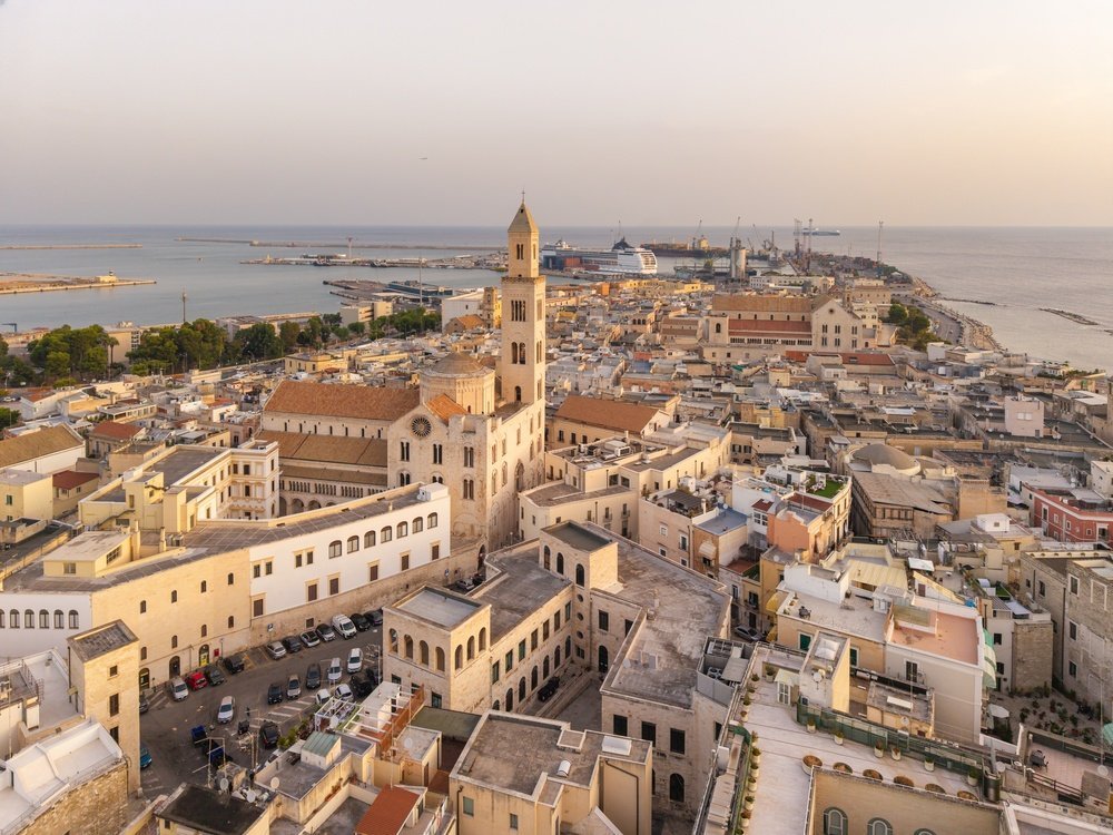 Vista aérea de Bari Vecchia y la Basilica di San Nicola al amanecer en Bari
